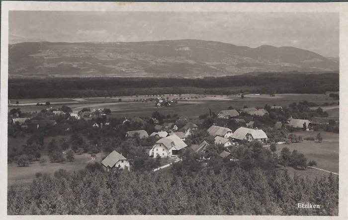 Darstellungen von Etziken im Lauf der Zeit (7): Das Dorf Etziken auf einer Ansichtskarte, gestempelt 1940; Aufnahme vom 1931 erbauten Wasserturm, dem höchsten Punkt des Wasseramtes, aus; im Hintergrund der Jura